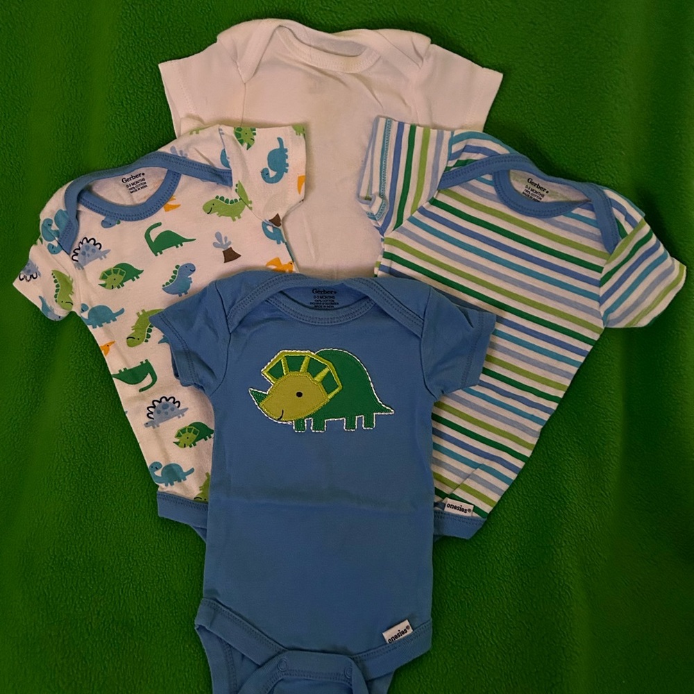 EUC 4 Gerber Onesies 0-3